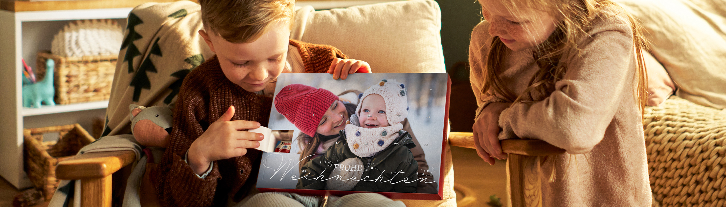 Ein Junge und ein Mädchen schauen begeistert einen Fotoadventskalender an