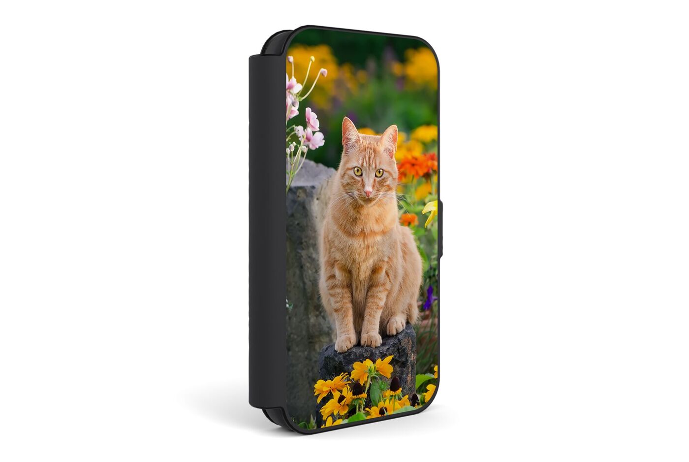 Smartflip Handyhülle mit dem Foto einer sitzenden orangen Katze zwischen bunten Blumen.
